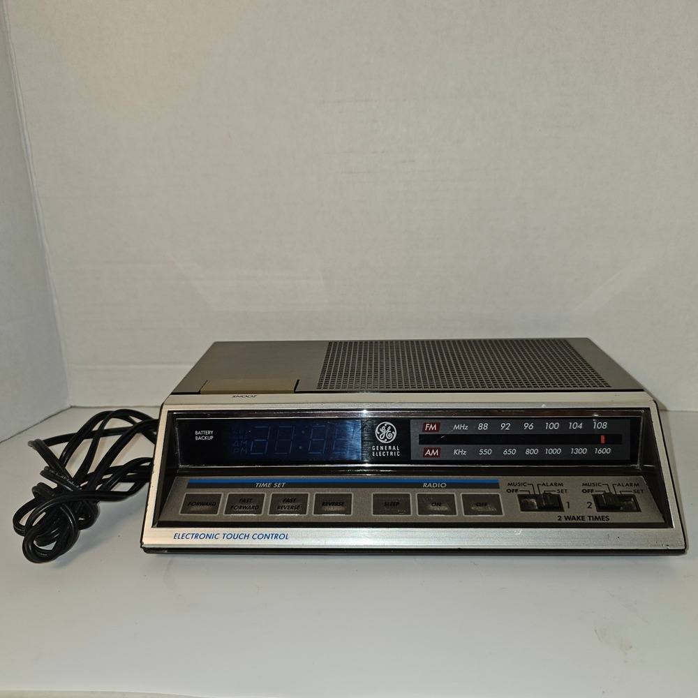 General‎ Electric GE 7-4663A Vintage AM FM Dual Alarm Clock Radio Woodgrain Blue